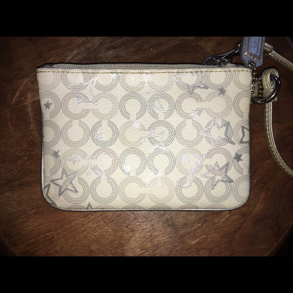 ✨COACH WAVERLY SNOW QUEEN WRISTLET✨ - Picture 4 of 5
